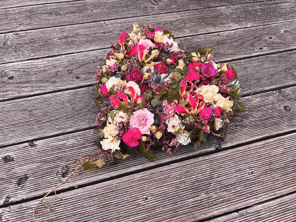 Trauerherz mit Rosen in Rosa und Rot