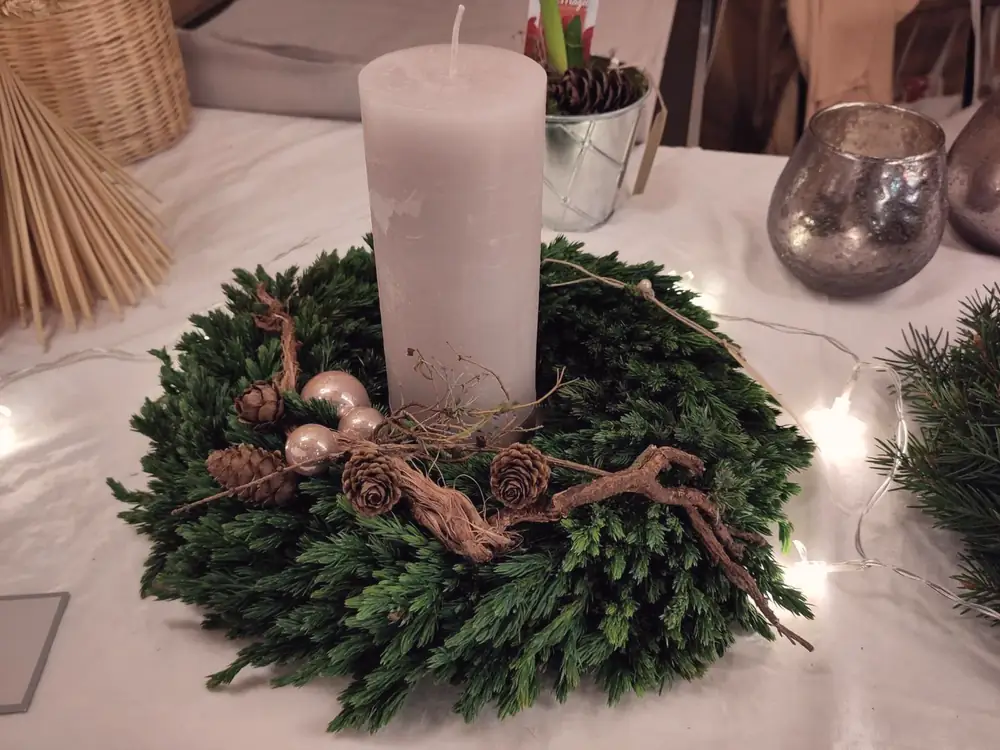 Tischkranz aus Tannenzweigen mit Kerze