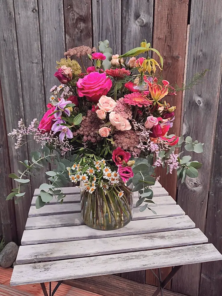 Grosser Strauss in Pink mit Eukalyptus in Glasvase