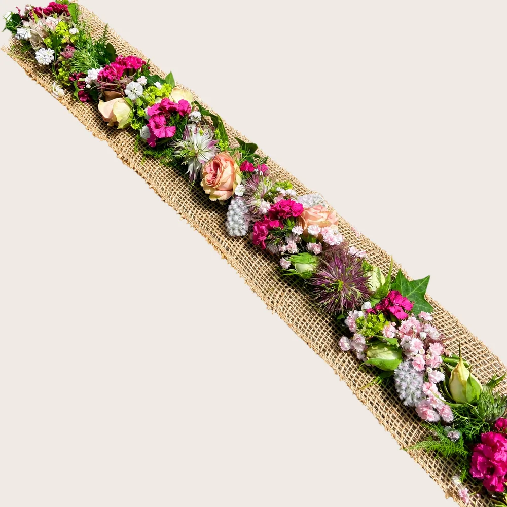 Blumenband für den Tisch auf Jute-Läufer