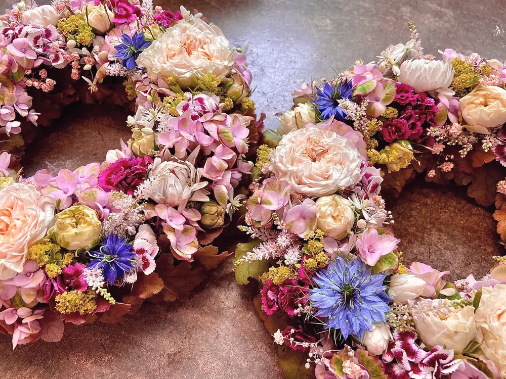 Trockenblumenkränze in Rosa, Blau und Weiss