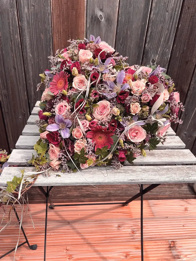 Trauergesteck mit Rosen in Rosa und Violett