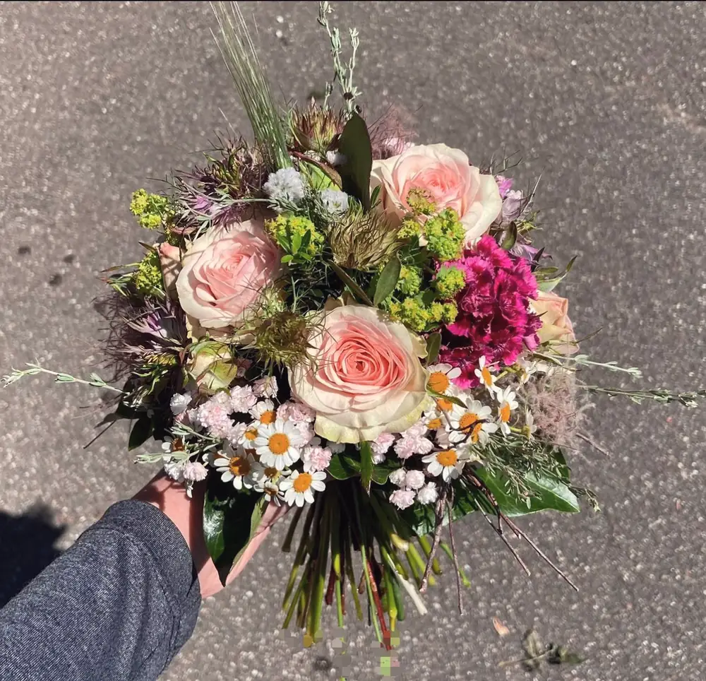 Handstrauss mit Rosen und Kamille, Hochzeitsstrauss