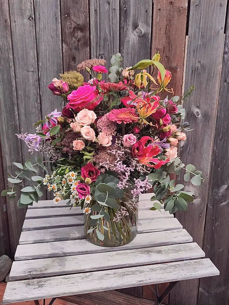 Hoher Blumenstrauss in Pink und Rosa in Glasvase