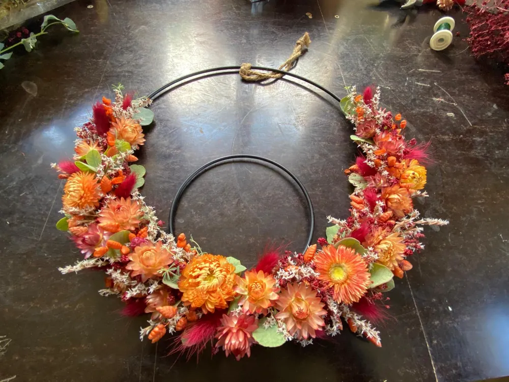Hängender Doppelring mit Trockenblumen in Orange und Bordeaux