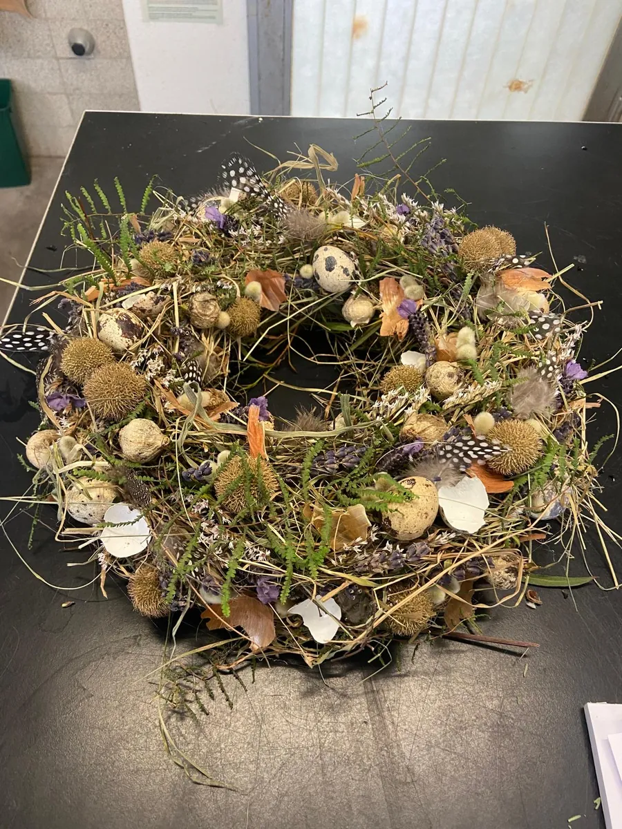 Naturkranz mit Wachteleiern, Federn, Lavendel und Heu